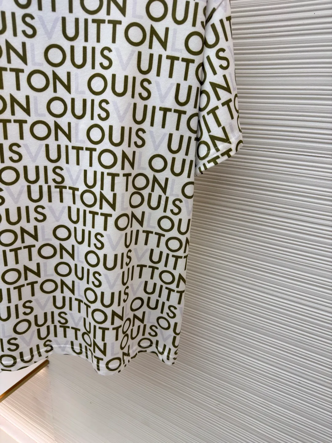 LOUIS VUITTON full-width printed short sleeves ●Item number: 1682361-A05 ●Material: cotton fabric ●Technology: printing production ●Color: white ●Version: fitted version ●Weight: about 250 grams ●Size: S-M-L-XL ●Description: This Louis Vuitton all-over lettering T-shirt is made of 220g double-ply combed cotton fabric, which is treated with liquid ammonia mercerization. The surface of the fabric forms a delicate and soft light texture, while improving wrinkle resistance and breathability, making it less likely to deform after long-term wear. The body of the garment uses digital direct-injection printing technology to present a full-print pattern of brand letters. The printing ink penetrates into the fabric fibers, has a high degree of color reproduction and is resistant to washing and does not fall off. The letter layout is designed with precise alignment, and there is no misalignment or blurring problem. The neckline is a ribbed round neck reinforced with two needles. The ribs are made of high-elastic spandex blended material and will not deform after repeated stretching. The brand woven label is sewn on the inside of the neckline and the stitching is flat. The side seams of the body are seamlessly heat-pressed to reduce friction when worn. The cuffs and hem are rolled and hemmed. The design is loose and dropped shoulders. The pieces are cut three-dimensionally to achieve a natural drape effect. Every detail is subject to strict quality control, taking into account both design and wearing comfort. The overall wiring is straight and delicate, the fabric is comfortable and soft, and the color is consistent without color difference. It can be matched with the same style to create a fashionable look and control various occasions. Customized accessories, complete with three standards, same style for men and women!